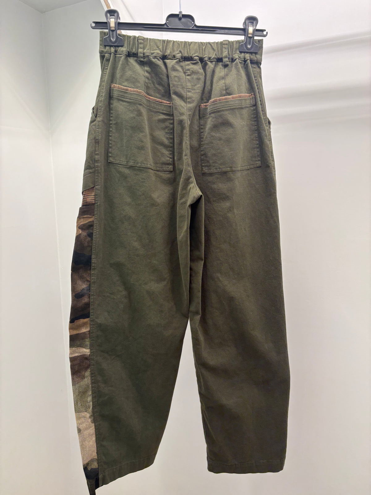 Pantalone kargo con inserti camouflage Tadashi
