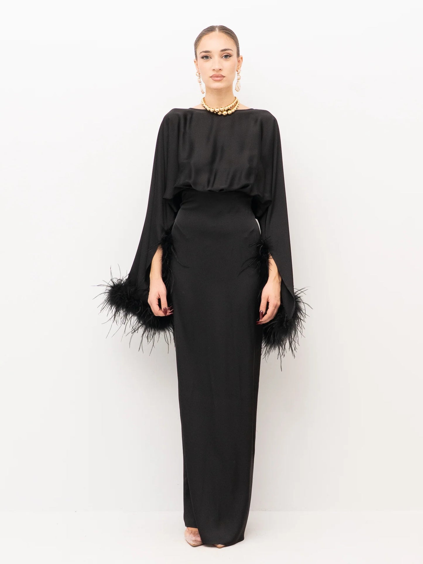 Abito lungo con maniche in piuma Dramée