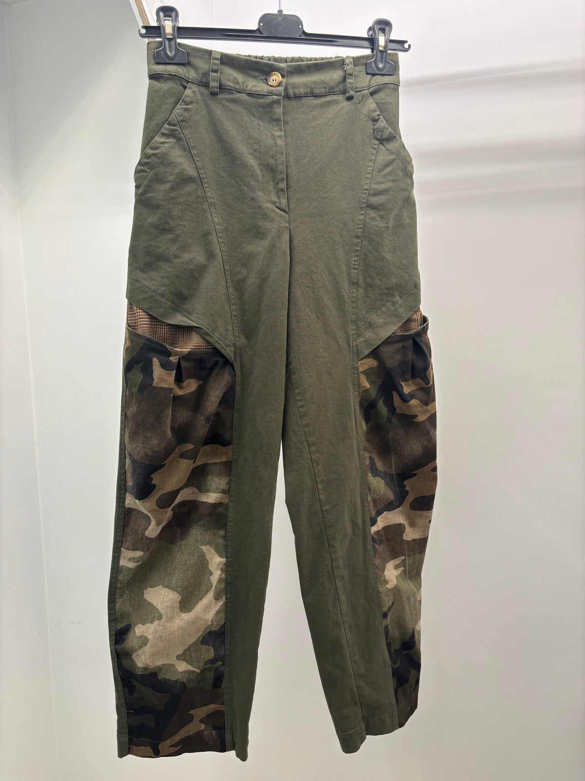 Pantalone kargo con inserti camouflage Tadashi